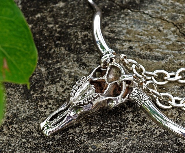 インディアンジュエリー ネックレス スターリングシルバー 美品 雄牛の頭蓋骨の形をしたスターリングシルバーのジュエリー