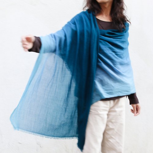 OMAKE TAIWAN 尼泊爾喀什米爾漸層圍巾 孔雀藍