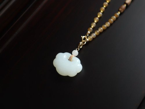 玉　蓮のペンダント　天然玉ジュエリー　和田玉　手彫り　未使用品 玉 蓮のペンダント 天然玉ジュエリー 和田玉 手彫り 未使用品