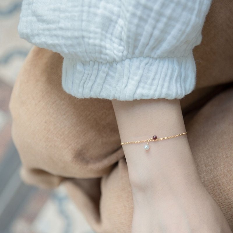 Pearl small fruit gold bracelet - garnet - สร้อยข้อมือ - เครื่องเพชรพลอย สีทอง