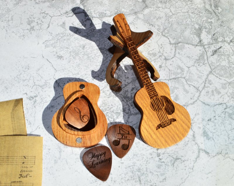 Guitar picks with holder, personalized guitar shape box with walnut guitar pick - 吉他配件 - 木頭 多色