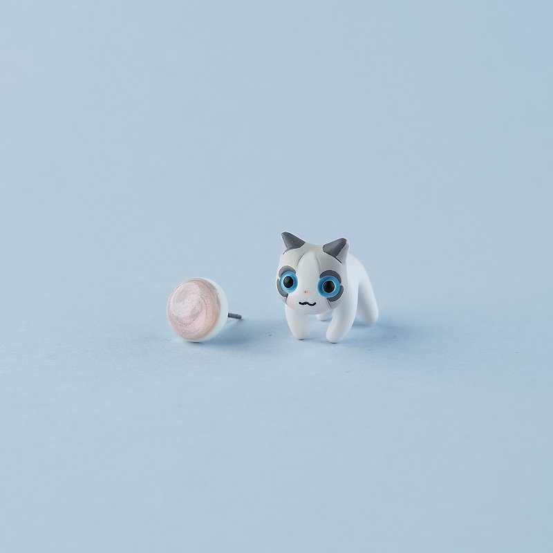 Ragamuffin Cat - Polymer Clay Earrings, Handmade & Handpaited - 耳環/耳夾 - 黏土 白色