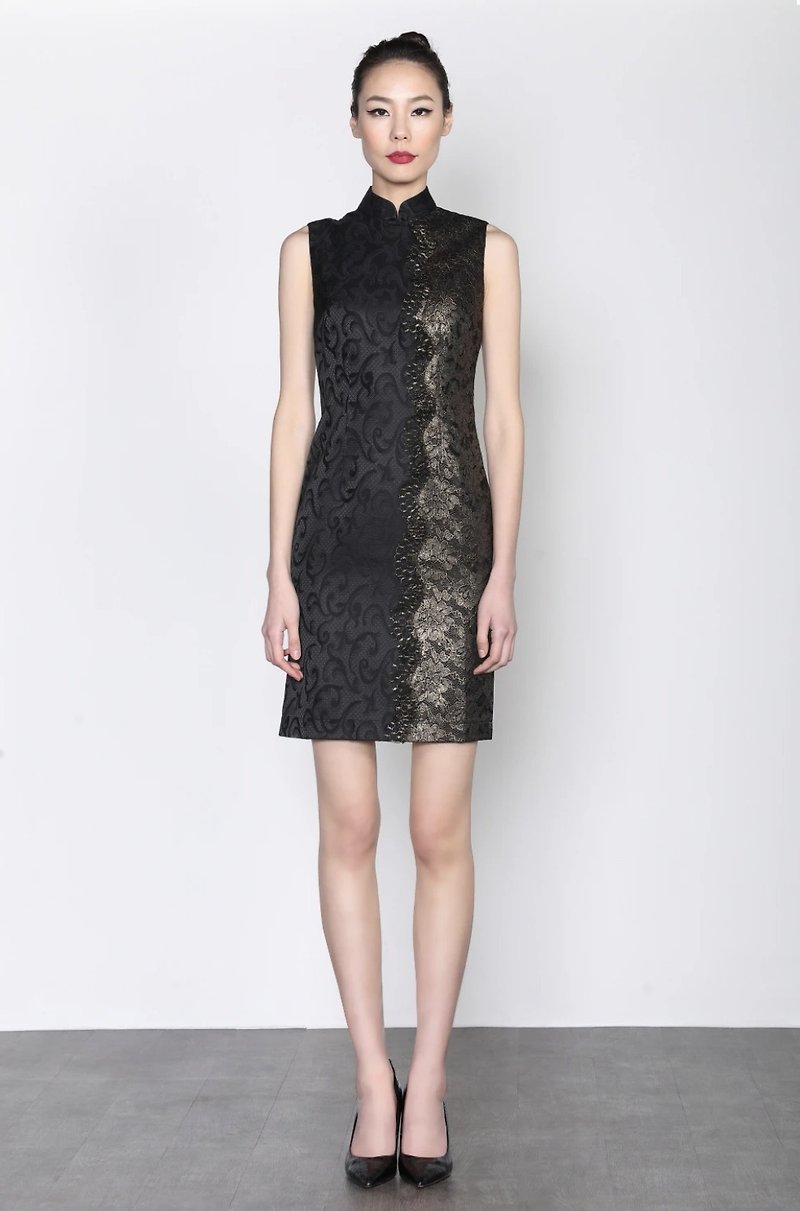 BLACK JACQUARD SLEEVELESS QIPAO WITH GOLD FOIL LACE SIDE PANEL AND MESH RUFFLE - กี่เพ้า - เส้นใยสังเคราะห์ 