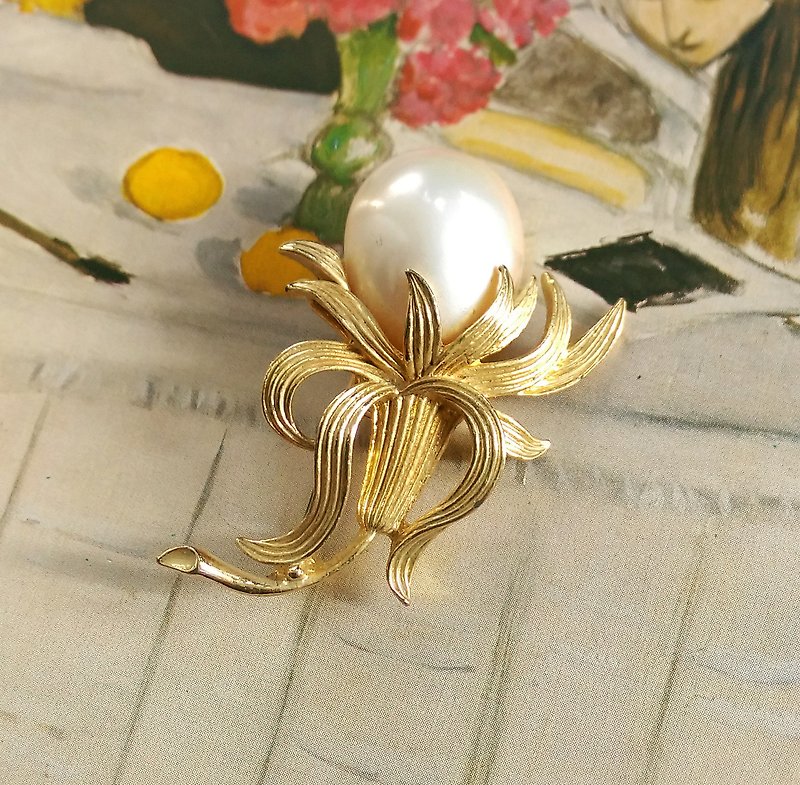 Dimensional Beaded Flower Brooch. Western Antique Jewelry - เข็มกลัด/พิน - โลหะ สีทอง