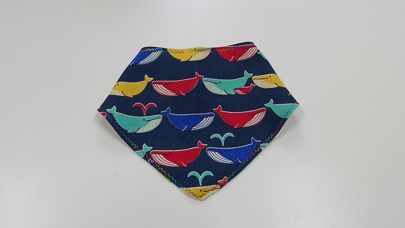 Colorful whale baby double-sided triangle scarf / saliva towel [DM170504] - ผ้ากันเปื้อน - ผ้าฝ้าย/ผ้าลินิน สีน้ำเงิน