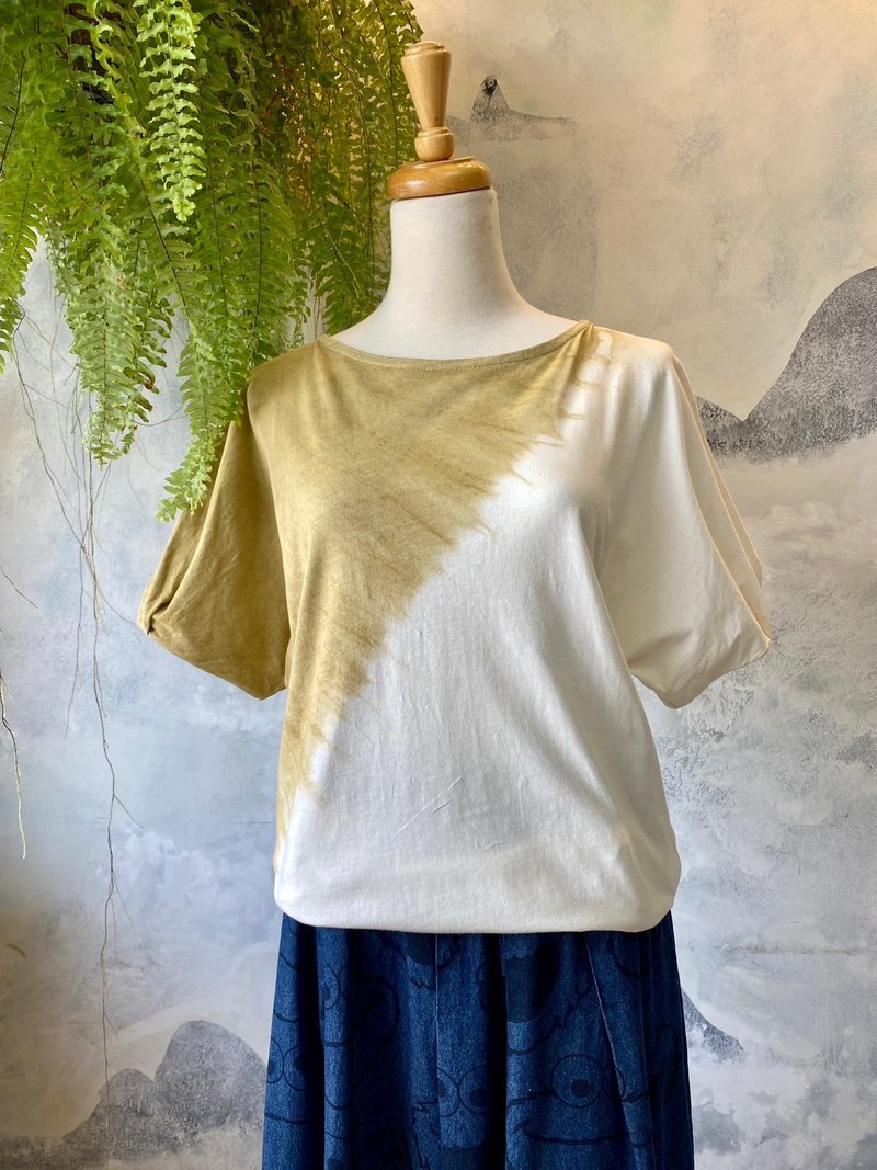 Mineral mud dyed tea green/spring cherry pink 100% organic cotton round neck three-quarter sleeves small flower bud sleeve top - เสื้อผู้หญิง - ผ้าฝ้าย/ผ้าลินิน สีเขียว