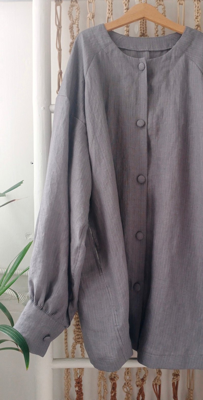 Unisex round-neck Lachlan three-dimensional dropped shoulders and wide-sleeved shirt--gray bottom thin strips. Pure linen - เสื้อเชิ้ตผู้ชาย - ผ้าฝ้าย/ผ้าลินิน สีเทา