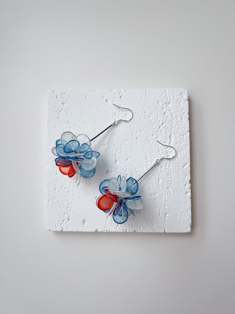 Fuji Flower Ball Pendant Resin Earrings - ต่างหู - เรซิน สีน้ำเงิน