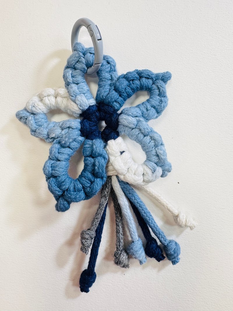 迷之作—手作handmade編織漸層雲朵藍花吊飾 - 吊飾 - 棉．麻 藍色