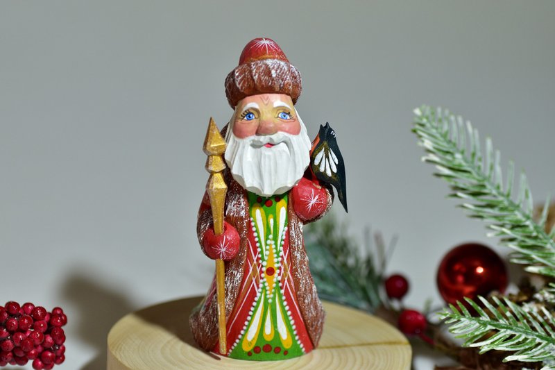 Little hand carved hand painted Santa figure, Carved Santa 4.3 inch 11 cm - ตุ๊กตา - ไม้ สีแดง