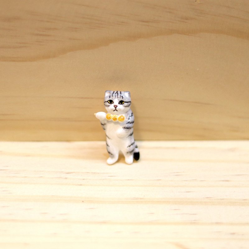 Gray tabby cat eating meatball brooch, Gray cat brooch, Tabby cat pin - 胸針 - 黏土 灰色