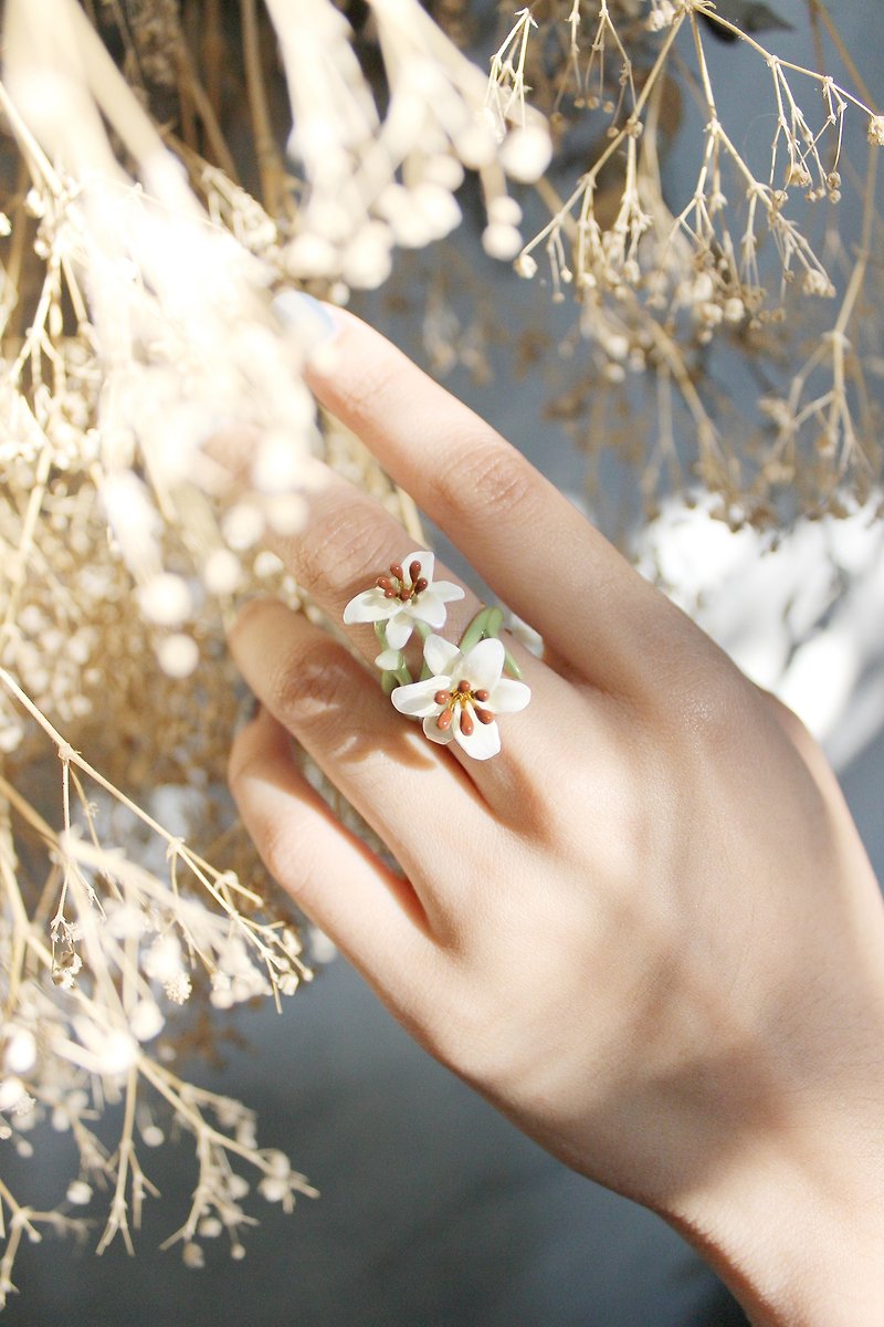 Lily Ring, Flower Ring, white Lily, Enamel Jewelry, Hand painted - แหวนทั่วไป - โลหะ ขาว