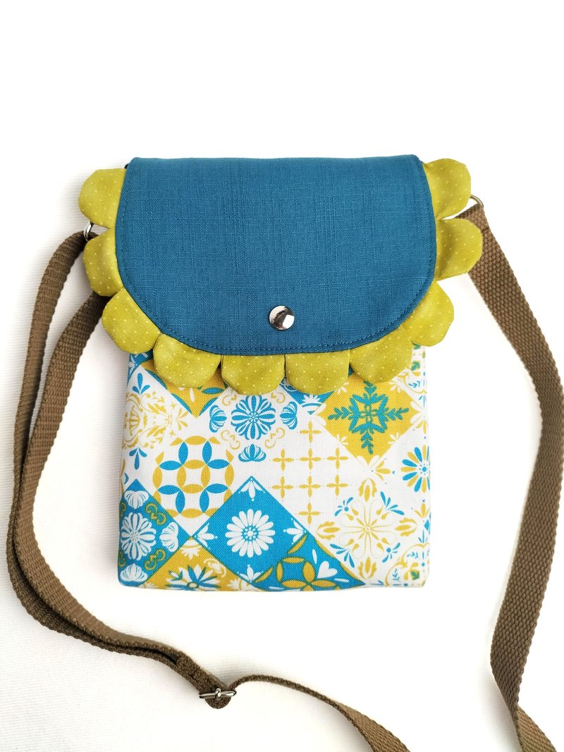 Blue and yellow tile mobile phone side backpack/mobile phone bag/carrying bag - กระเป๋าแมสเซนเจอร์ - ผ้าฝ้าย/ผ้าลินิน 