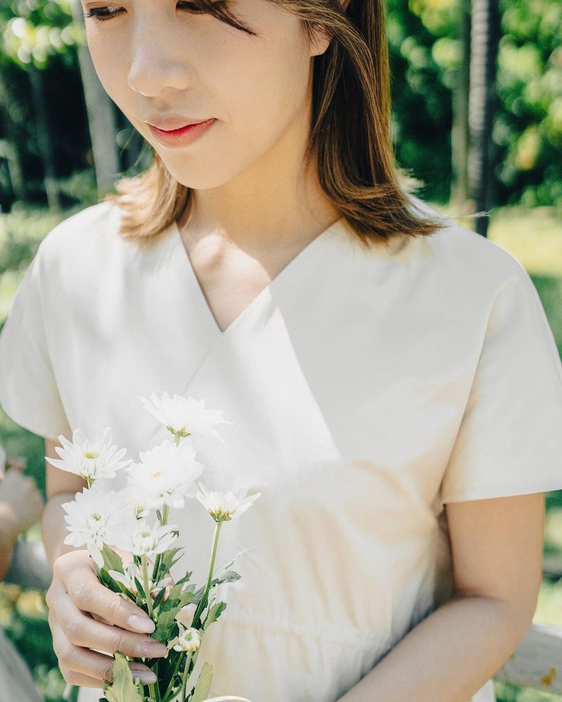 アドラ キッス プチロングスカート ライトベージュ｜前後着回しレイヤードのマストアイテム - トップス - コットン・麻 カーキ