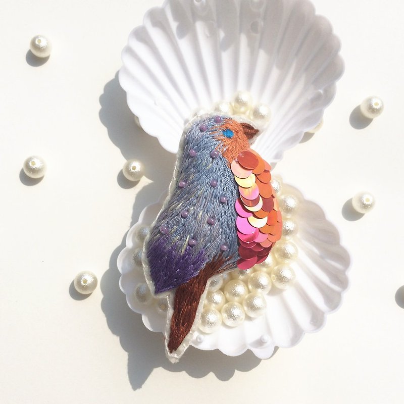 Bird Embroidery Bead Brooch - เข็มกลัด - ผ้าฝ้าย/ผ้าลินิน สีน้ำเงิน