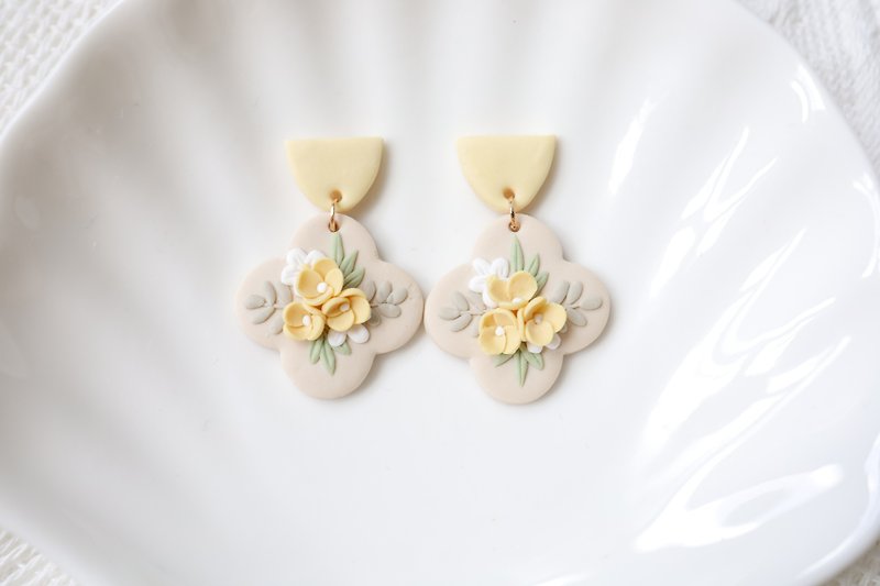 [Handmade Soft Pottery] Summer Fresh Yellow Bouquet Earrings and Clip-On - ต่างหู - ดินเผา สีเขียว
