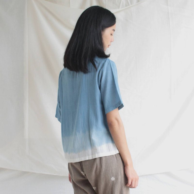Indigo shade short-sleeve shirt - 女上衣/長袖上衣 - 棉．麻 藍色