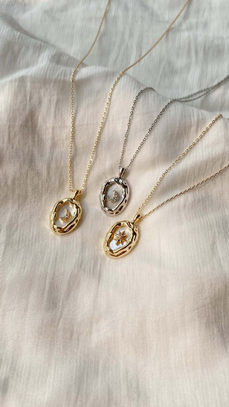 Celestial Mother of Pearl necklace - สร้อยคอ - วัสดุอื่นๆ สีทอง