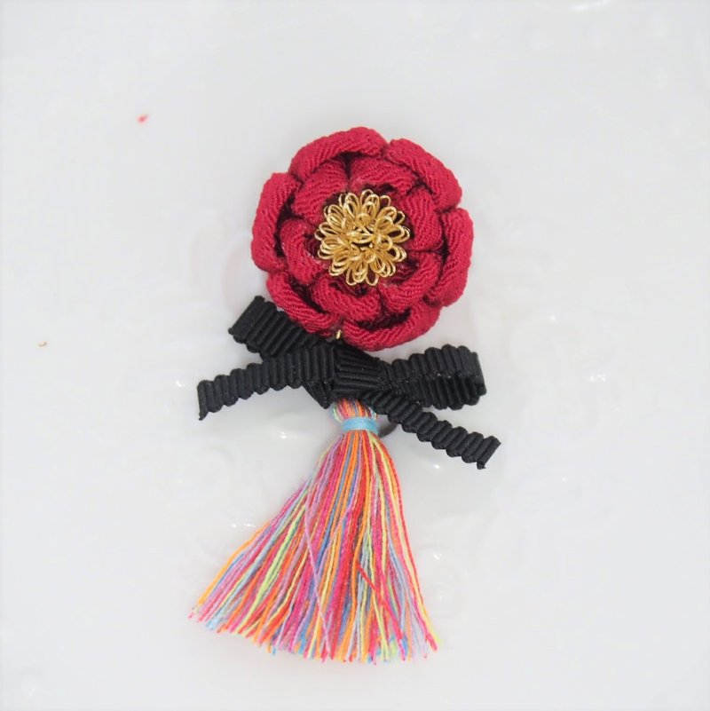 【樁之粹】雪樁花蝴蝶結彩色流蘇客製扣針/胸針つまみ細工 - 胸針 - 聚酯纖維 紅色