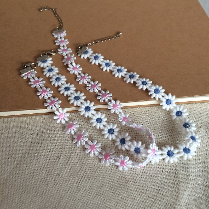 C'est trop Mignon \\ * handmade embroidery little daisy necklace - สร้อยคอ - งานปัก ขาว