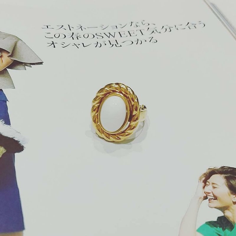 [VINTAGE] TRIFARI Gold twist white oval gemstone ring - แหวนทั่วไป - โลหะ สีทอง