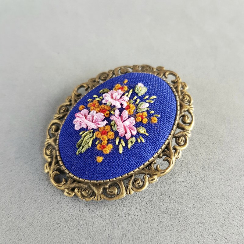 Ribbon embroidered blue brooch for her, embroidery jewelry - 胸針 - 絲．絹 藍色