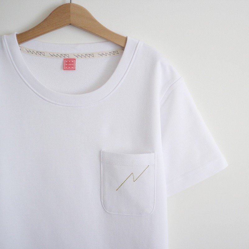 White lightning pocket Tee - เสื้อยืดผู้หญิง - ผ้าฝ้าย/ผ้าลินิน ขาว