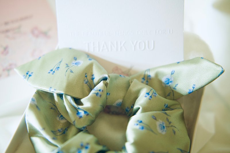 Mustard Green Garden -Small Satin Bow Donut scrunchies - เครื่องประดับผม - ผ้าไหม สีเขียว