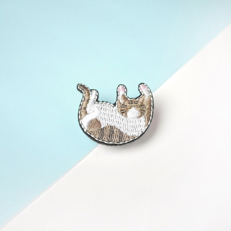Linen Cat Kitten Embroidery Pin brooch - Brooches - Thread Khaki