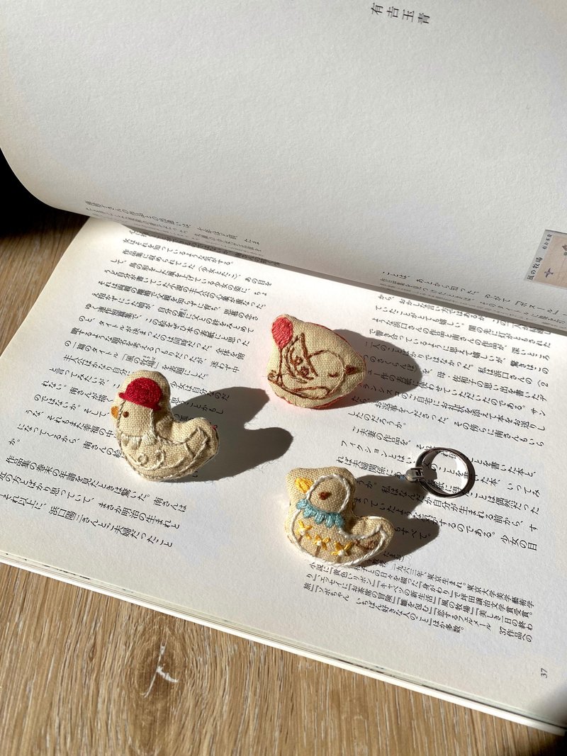 愉快的小鳥 刺繡布胸針 - 胸針 - 棉．麻 卡其色