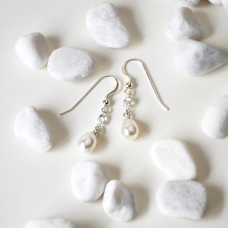 Handmade Beautiful Drop Pearl with white Topaz Earrings, Freshwater Pearl - ต่างหู - เครื่องเพชรพลอย ขาว