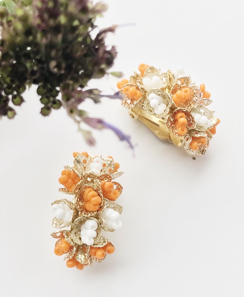 Blooming / early orange gold and white clip earrings - ต่างหู - วัสดุอื่นๆ สีส้ม