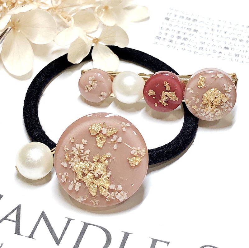 PUREST HOME Japanese resin flower language pearl hand-made hairpin + hair tie / Morandi powder - เครื่องประดับผม - วัสดุอื่นๆ 