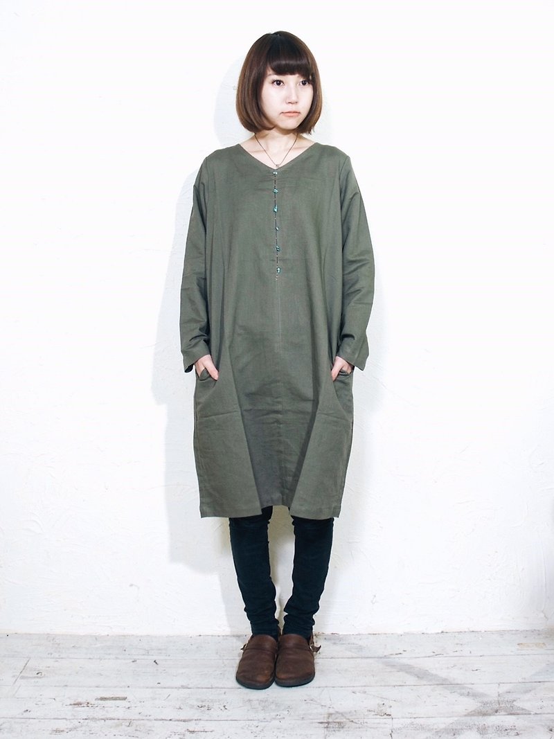 Omake交叉刺繡綴綠松石洋裝（卡其綠） - 洋裝/連身裙 - 棉．麻 綠色