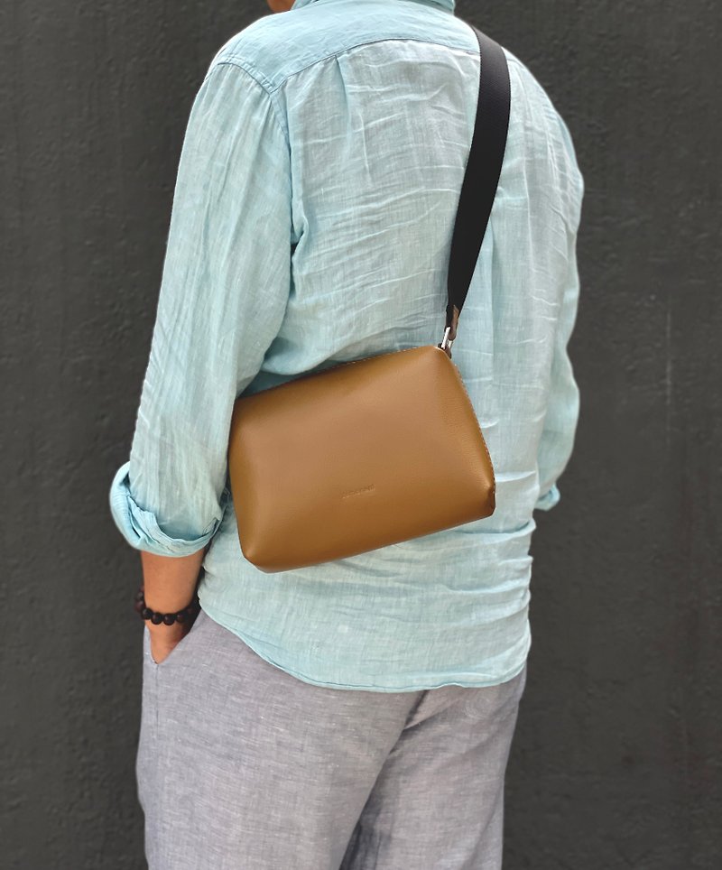 Zemoneni beige leather shoulder bag - กระเป๋าแมสเซนเจอร์ - หนังแท้ สีนำ้ตาล