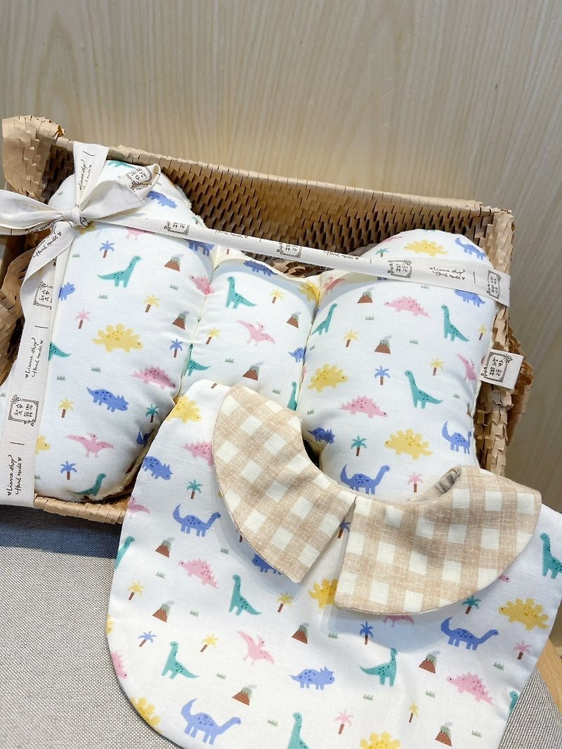 恐龍寶寶 龍年嬰兒禮物 彌月禮盒蝴蝶枕 圍兜 滿月禮 彌月禮 - 滿月禮物 - 棉．麻 