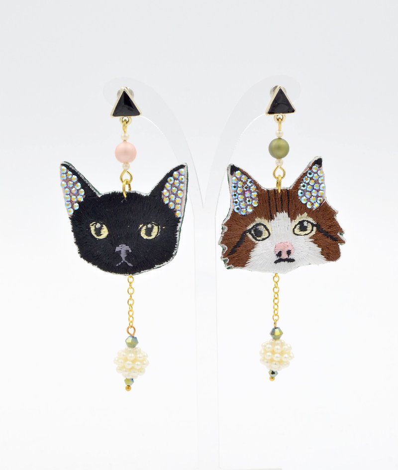 TIMBEE LO Embroidered Kitty Embellished Crystal Ear Earrings - ต่างหู - งานปัก สีดำ