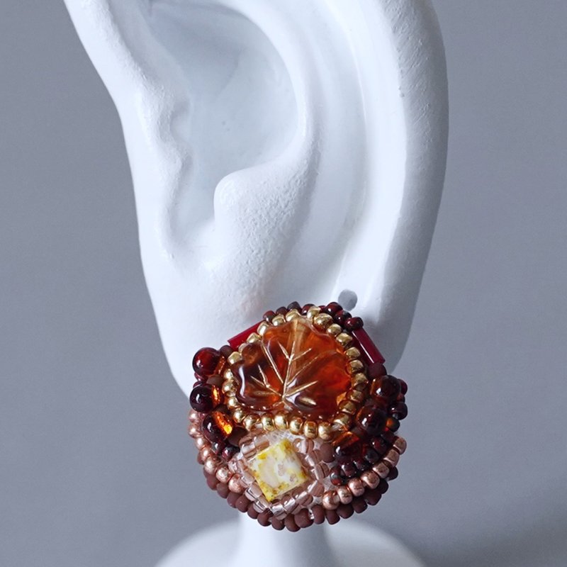 おしゃべりなピアス 15　まる　ブラウン　リーフ　おおぶり　サージカルステンレスピアス　一点もの　ビーズ刺繍 - ピアス・イヤリング - ガラス ブラウン