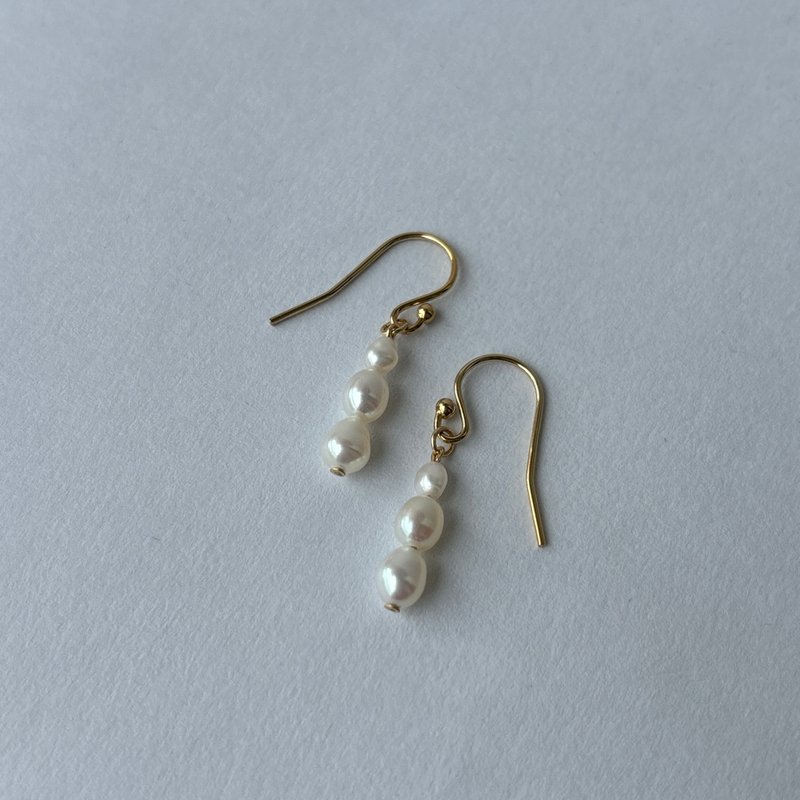 14KGF 淡水珍珠 三連垂墜 耳環 皮光好 柔光搖曳・日常氣質 - 耳環/耳夾/耳骨夾 - 珍珠 白色