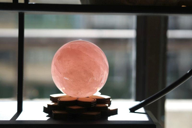 6.3cm pink quartz ball for happiness, joy, relationship, healing, home furnishings, decoration, physical and mental health - ของวางตกแต่ง - คริสตัล สึชมพู