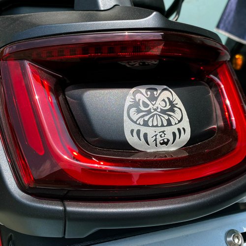 反光屋FKW 達摩不倒翁 機車貼紙 車貼 汽車貼紙 銀白/黑 反光貼紙 日式風格