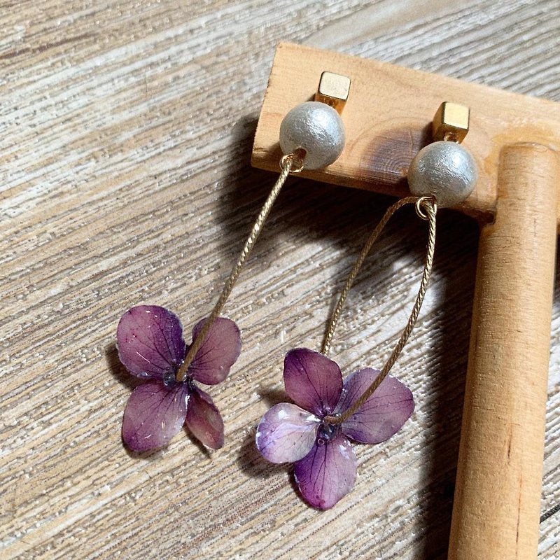 Real flower Hydrangea Earrings with Cotton Pearl 18KGP - ต่างหู - พืช/ดอกไม้ สีม่วง