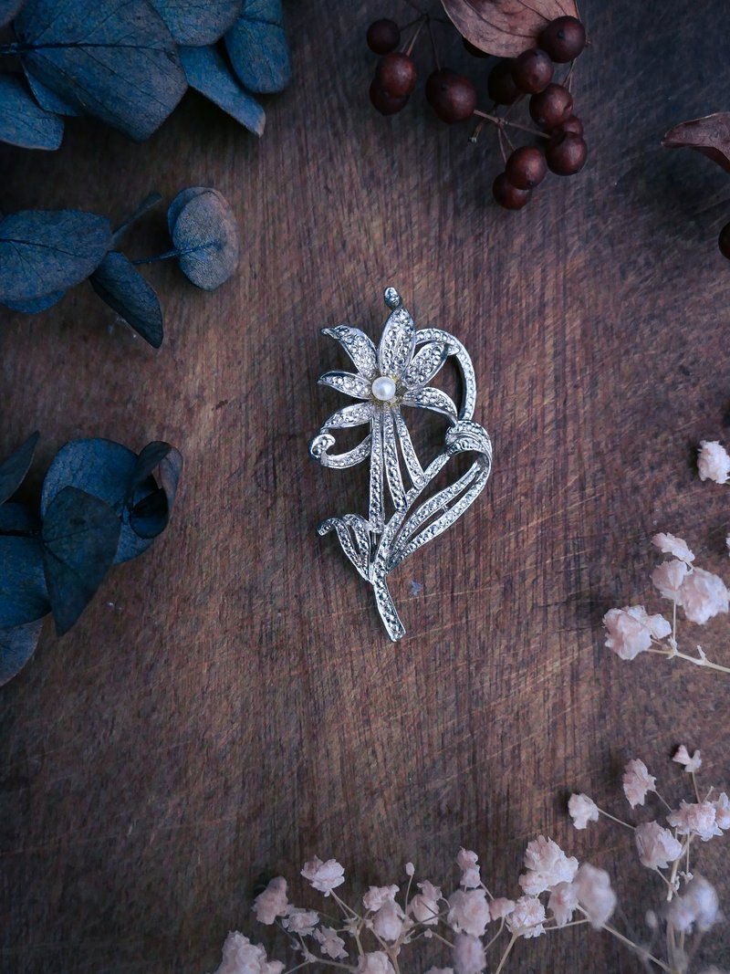 英國純銀白鐵礦立體百合胸針—歐洲古董首飾 Vintage Jewelry - 胸針 - 純銀 銀色