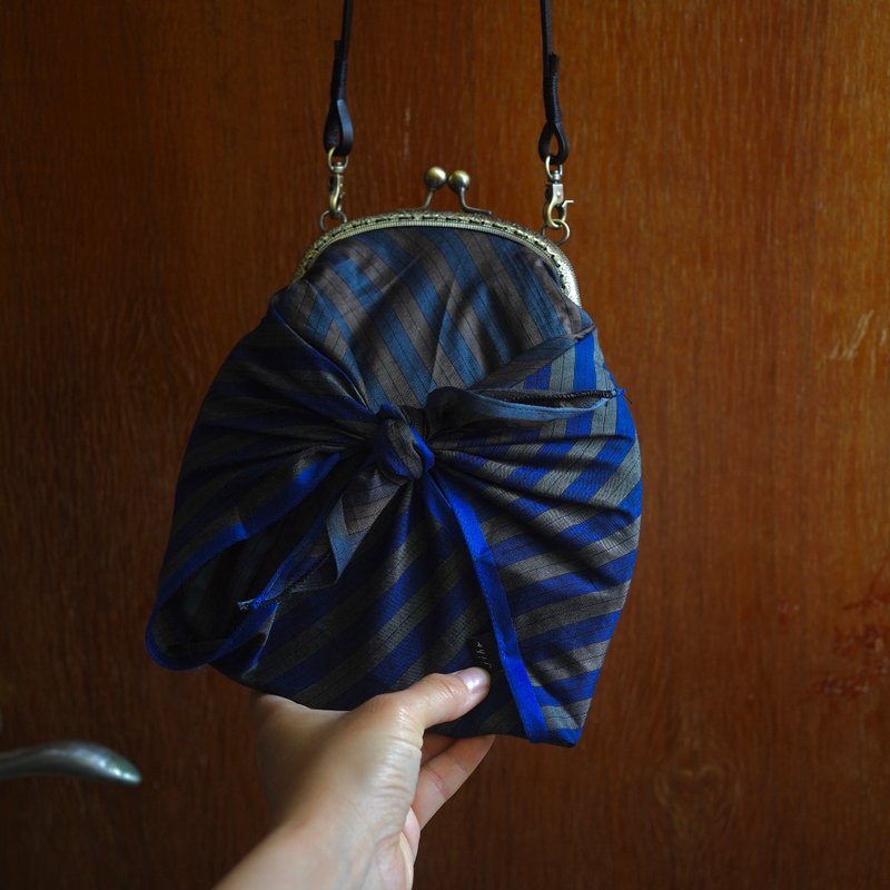 Antique square scarf transformed into kiss lock bag small bag side backpack - กระเป๋าแมสเซนเจอร์ - ผ้าฝ้าย/ผ้าลินิน สีน้ำเงิน