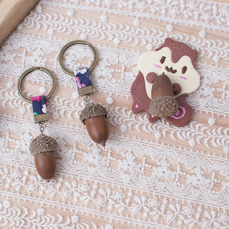 Real acorn pine nuts keychain - Keychains - Plants & Flowers Brown