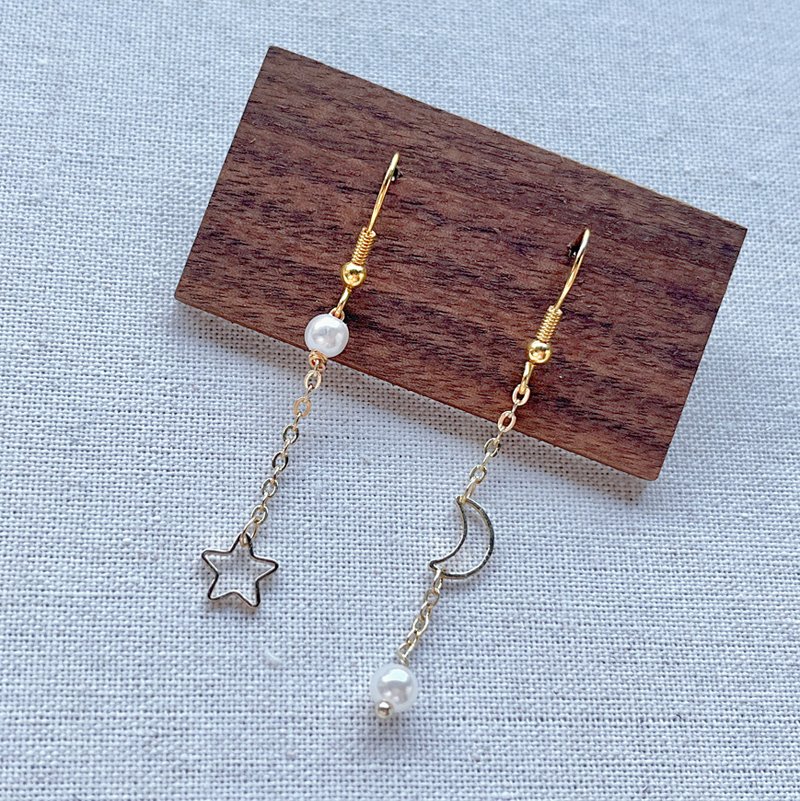 Asymmetrical temperament star and moon earrings - ต่างหู - เครื่องประดับ สีทอง