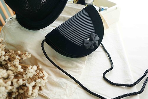 4.5studio 尋寶復古古董包-HANAE MORI 黑色絲絨緞面壓褶半月型肩背小包