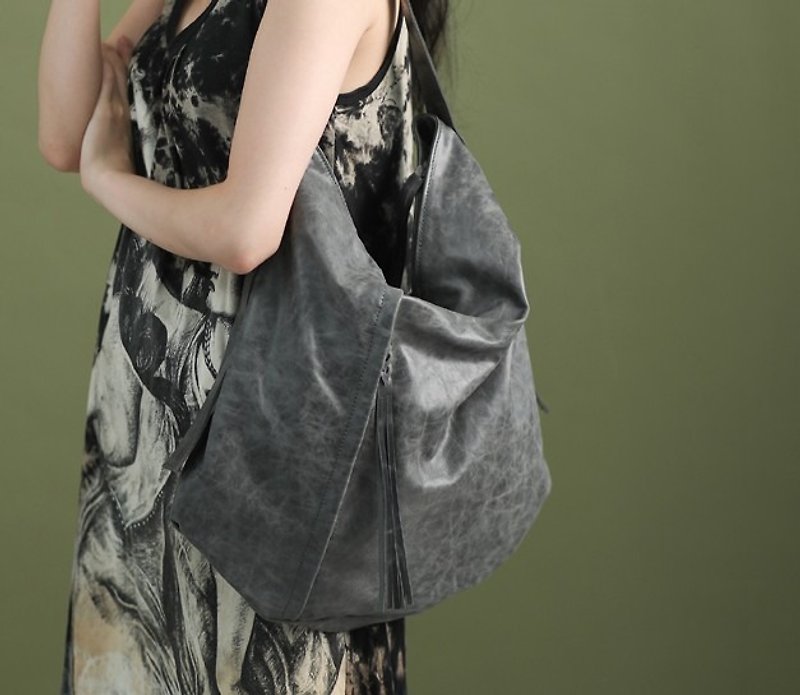Tassel large capacity leather side backpack rub color gray - กระเป๋าแมสเซนเจอร์ - หนังแท้ สีเทา