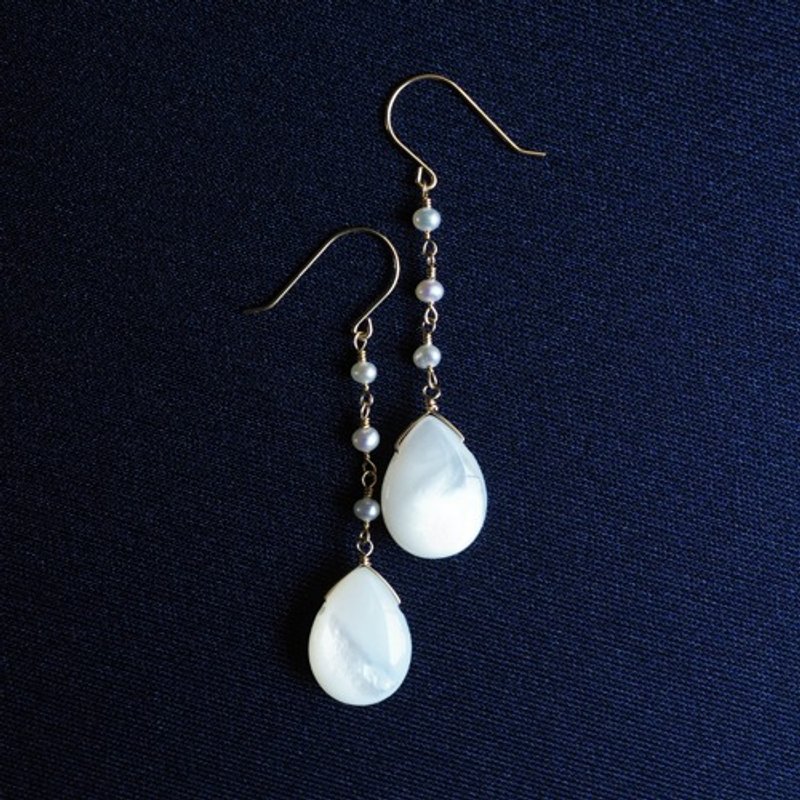 Long earrings made of 14KGF white pearl oyster Perrine - Earrings & Clip-ons - Gemstone White