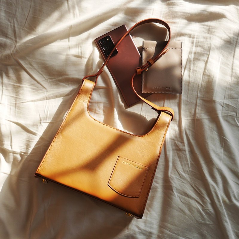 Jaychewin Inari Cross-body Bag in Caramel - 側背包/斜背包 - 真皮 咖啡色